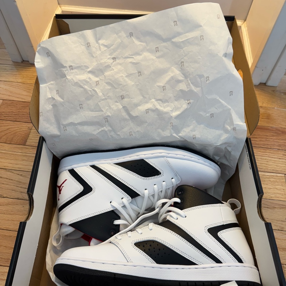 Jordan Flight Legend Size 9 White and Black New in box